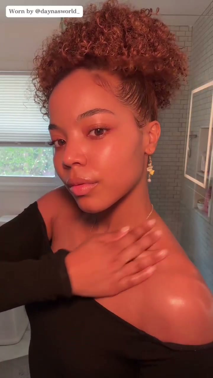 Creator styling ZELIN ART porcelain earrings.