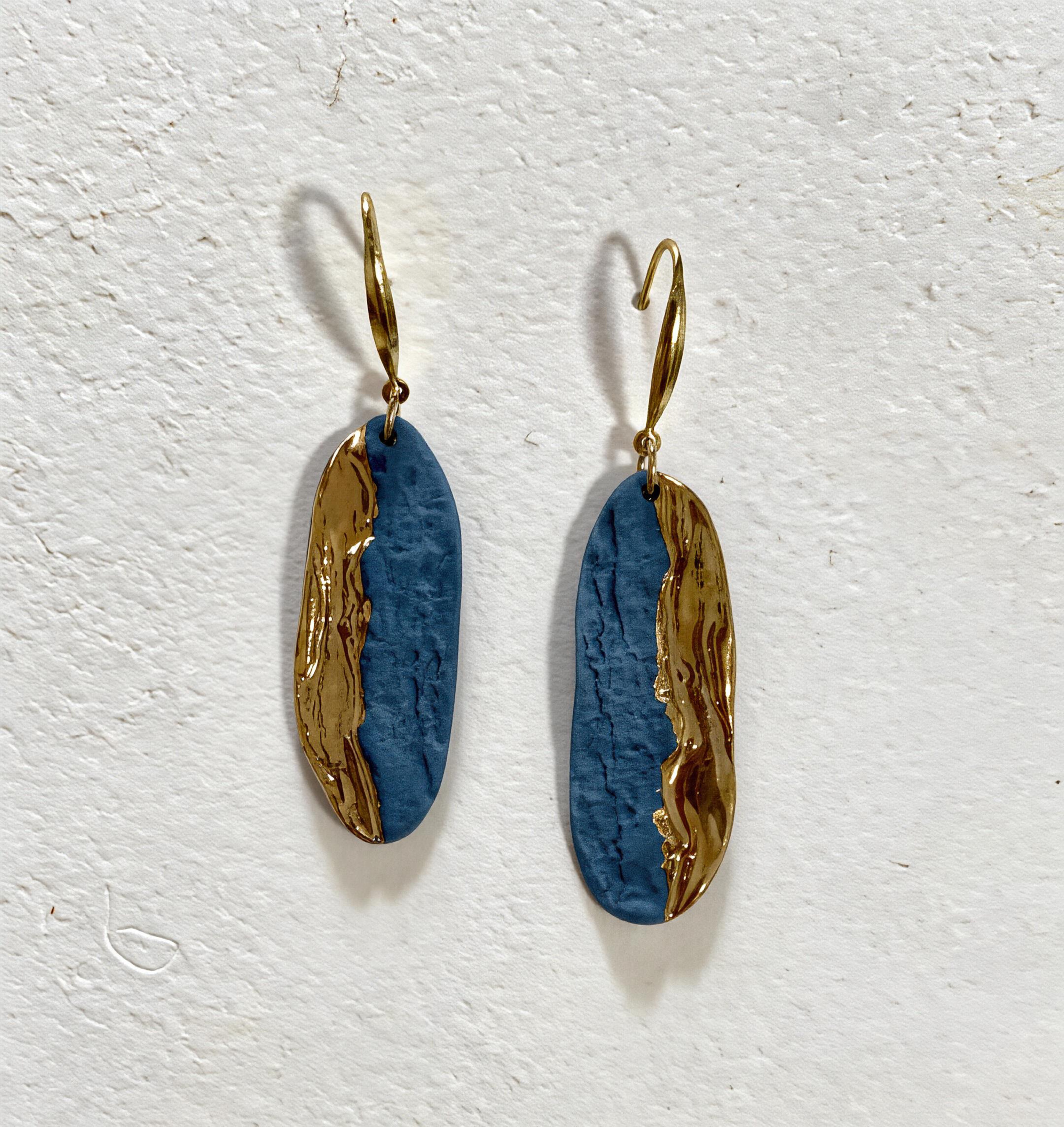 Blue Tide in Golden Trace